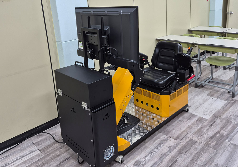 Hình ảnh bàn giao máy mô phỏng máy xúc cho trường trung học kỹ thuật tại Incheon