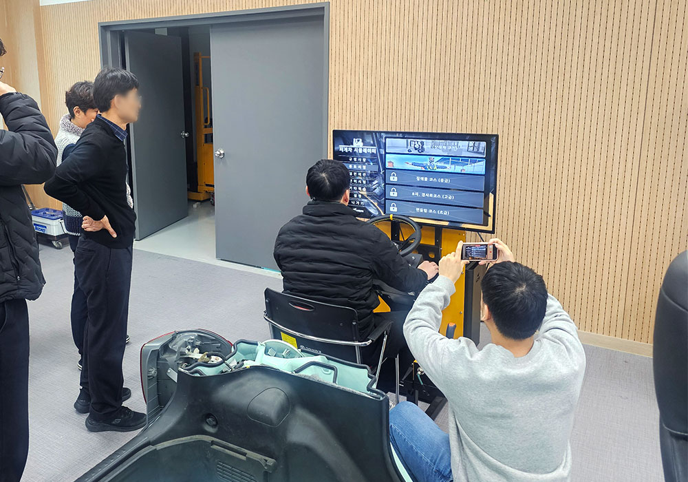 Hình ảnh bàn giao mô phỏng xe nâng tại một trường đại học ở Gumi