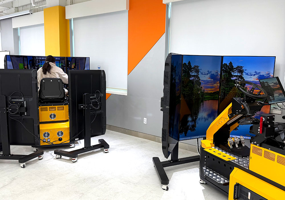 Hình ảnh bàn giao hoàn tất máy mô phỏng xe xúc và xe nâng – Hình ảnh lắp đặt máy mô phỏng VR đào tạo