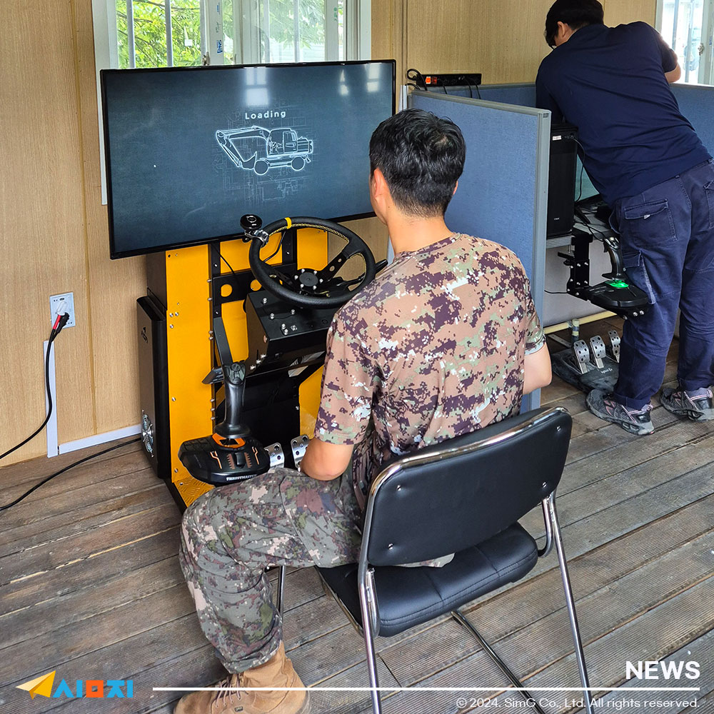 군인이 시뮬레이터를 시연하는 사진