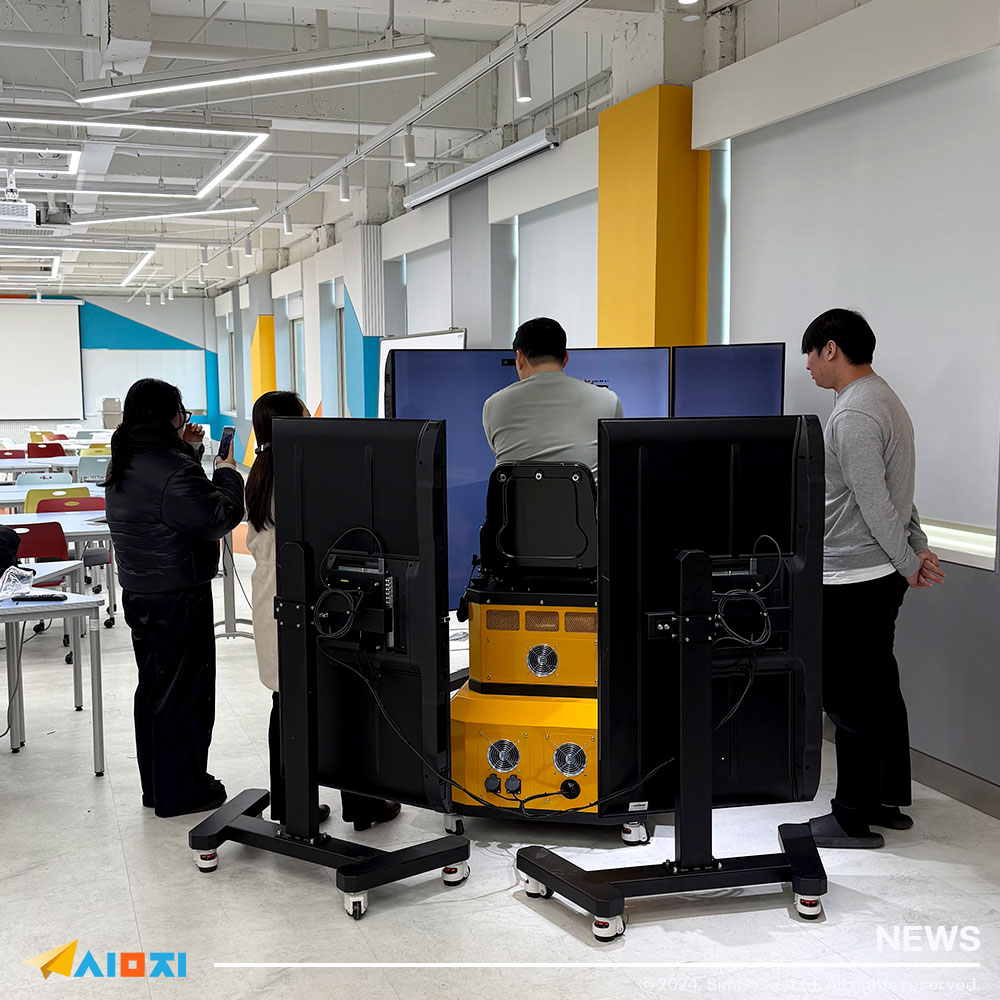 Sinh viên trải nghiệm đào tạo thực tế ảo bằng cách vận hành máy mô phỏng máy xúc và xe nâng