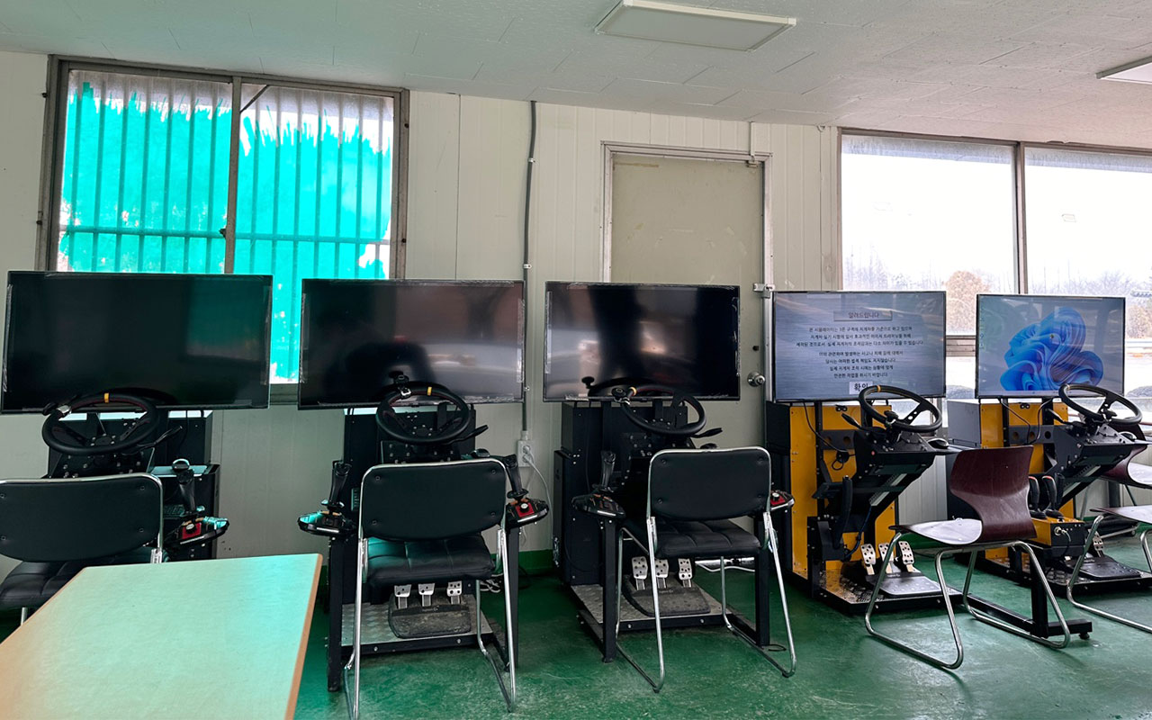 2024-12-05_img_과학대학교에-지게차-기본형-시뮬레이터-납품.jpg