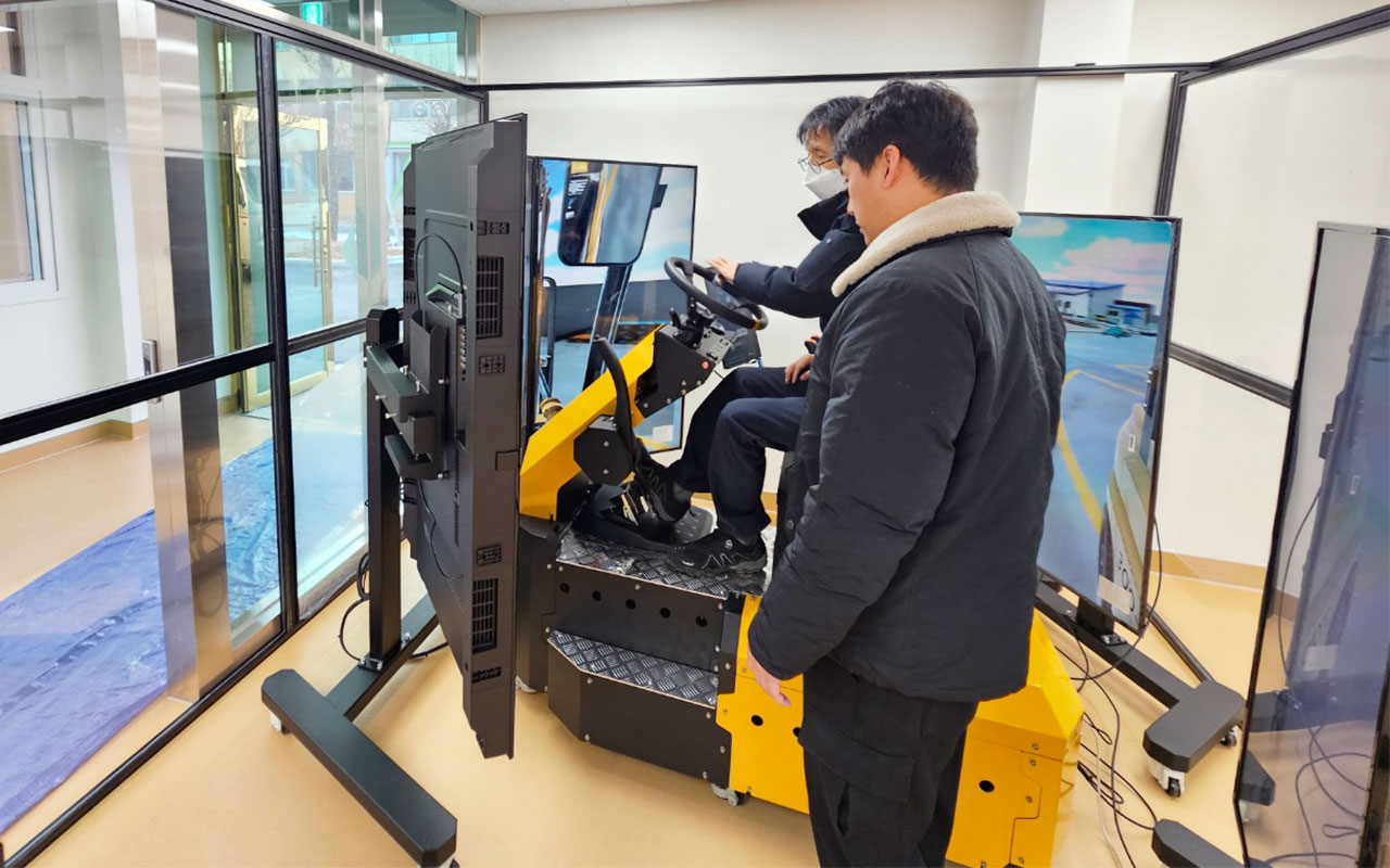 2024-12-05_img_물류고등학교에-지게차-멀티모니터-시뮬레이터-납품.jpg